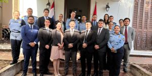Alumnos de la Academia Diplomática y Consular «Carlos Antonio López» visitan a la Policía Nacional