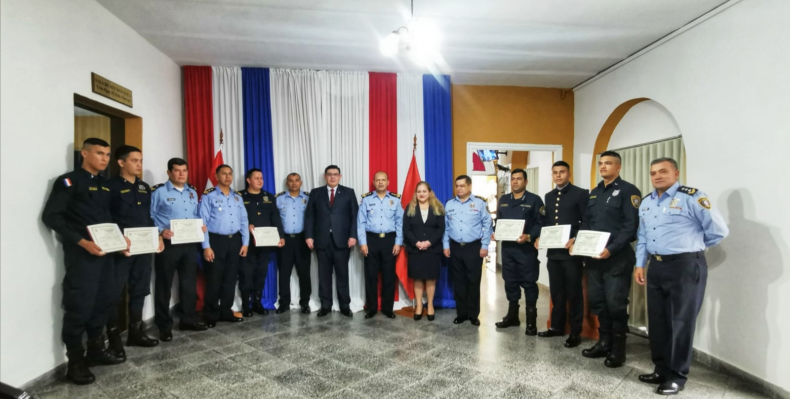 Reconocimiento al personal policial de las Comisarias 8ª y 3ª de Asunción por demostrar arrojo, valentía y eficiencia en cumplimiento del deber